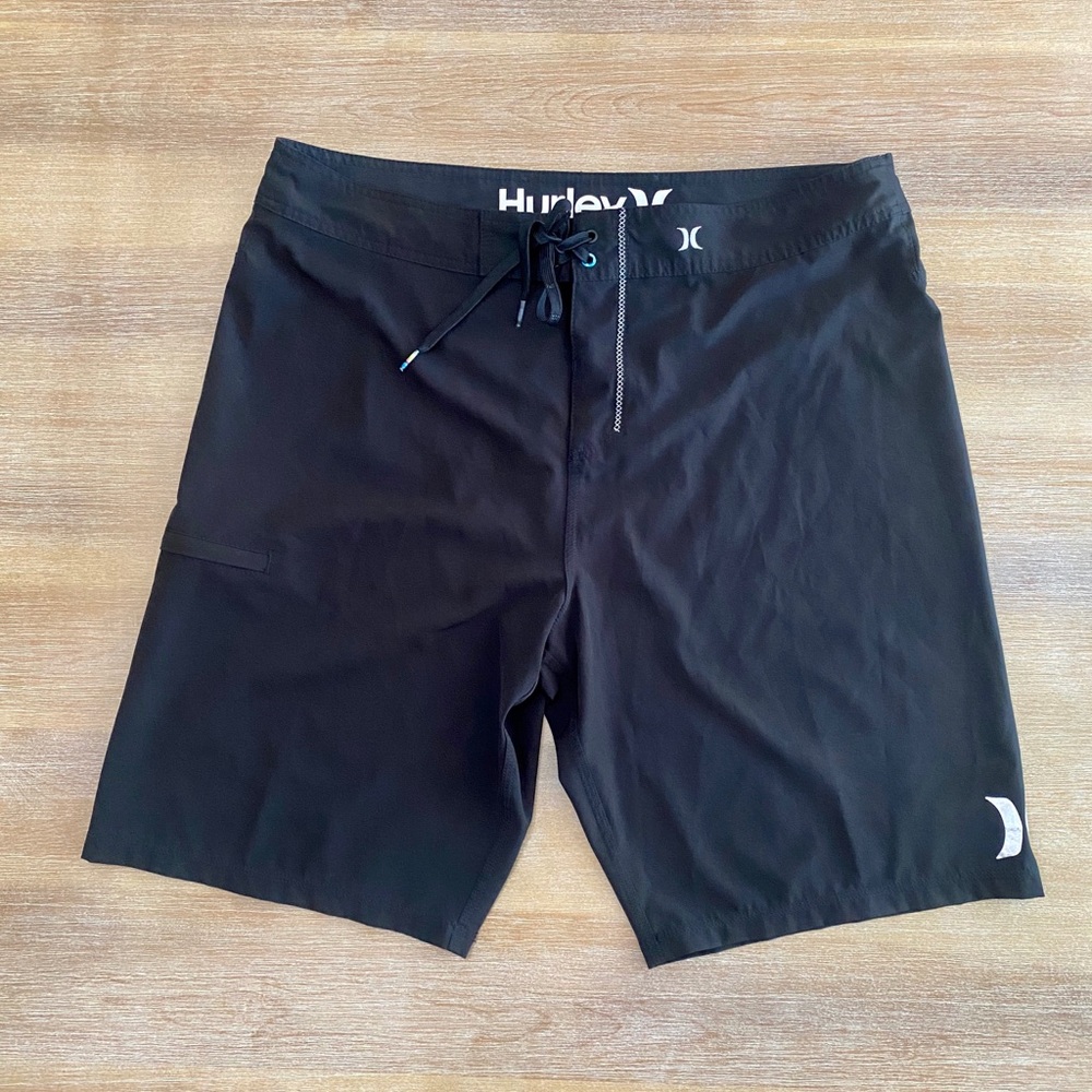 Men’s black Hurley Phantom Board shorts size 36